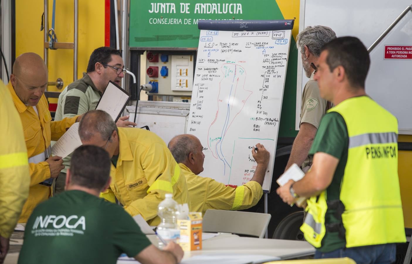 El Plan Infoca retira los medios áreos del incendio de Almonaster